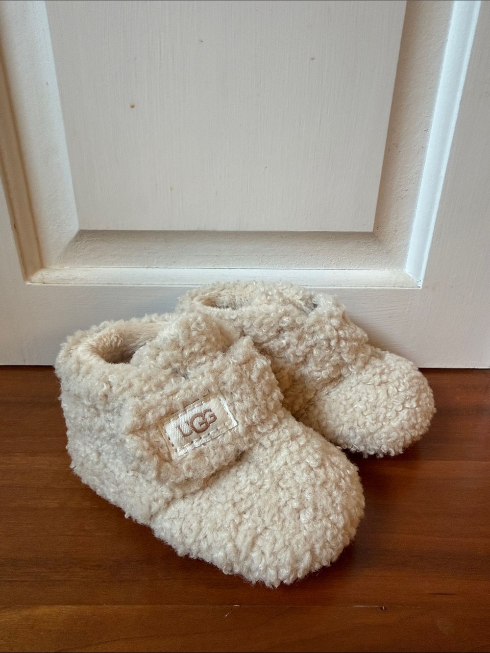 UGG Cream Sherpa Infant Slippers with Logo Strap NWOT